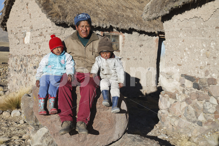 Alpaka-Hirte mit seinen Söhnen (Peru, CIAP) - lobOlmo Fair-Trade-Fotoarchiv
