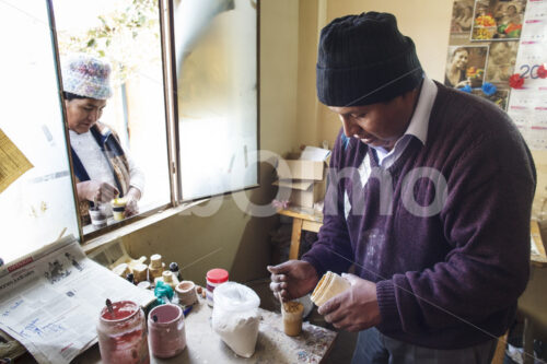 Anrühren von Keramik-Glasuren (Bolivien, Ayni) - lobOlmo Fair-Trade-Fotoarchiv