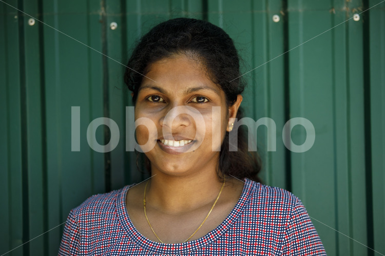 Arbeiterin in der MAXIMUS-Papiermanufaktur (Sri Lanka, MAXIMUS) - lobOlmo Fair-Trade-Fotoarchiv