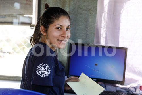 Arbeiterin in der Zuckerraffinerie (Paraguay, Manduvira) - lobOlmo Fair-Trade-Fotoarchiv