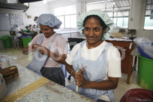 Arbeiterinnen in der PODIE-Gewürzfabrik (Sri Lanka, PODIE) - lobOlmo Fair-Trade-Fotoarchiv