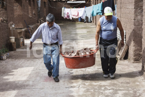 Auf dem Weg zum Keramik-Brennofen (Peru, Manos Amigas) - lobOlmo Fair-Trade-Fotoarchiv