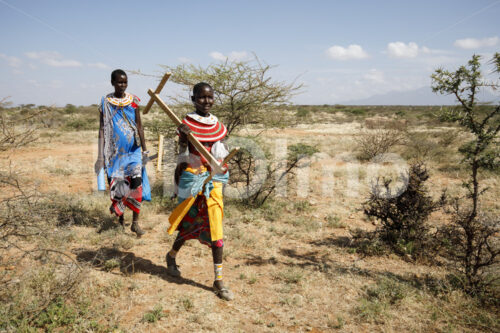 Auf dem Weg zum Perlenweben (Kenia, BeadWORKS) - lobOlmo Fair-Trade-Fotoarchiv
