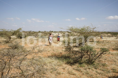 Auf dem Weg zum Perlenweben (Kenia, BeadWORKS) - lobOlmo Fair-Trade-Fotoarchiv