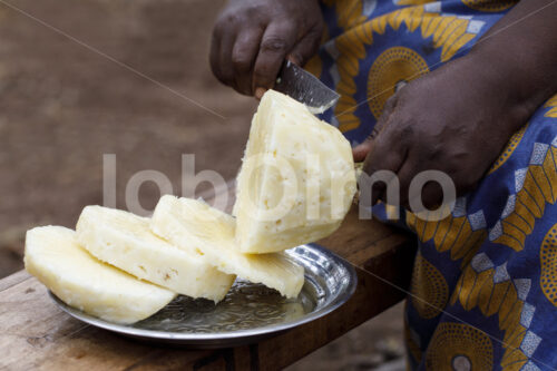 Aufschneiden einer Ananas (Tansania, Matunda Mema) - lobOlmo Fair-Trade-Fotoarchiv