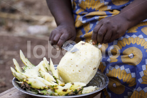 Aufschneiden einer Ananas (Tansania, Matunda Mema) - lobOlmo Fair-Trade-Fotoarchiv