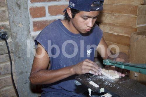 Aussägen von Holzstücken (El Salvador, La Semilla de Dios) - lobOlmo Fair-Trade-Fotoarchiv