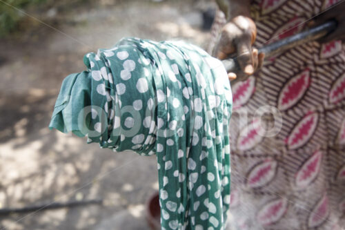 Auswaschen des Batikwachses (Ghana, Global Mamas) - lobOlmo Fair-Trade-Fotoarchiv