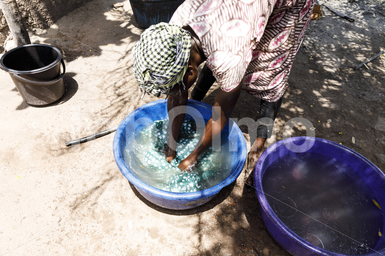 Auswaschen des Batikwachses (Ghana, Global Mamas) - lobOlmo Fair-Trade-Fotoarchiv