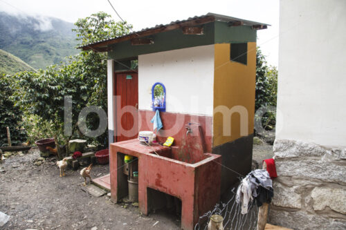 Badezimmer einer Kaffeebauernfamilie (Peru, COCLA) - lobOlmo Fair-Trade-Fotoarchiv