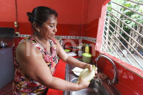 Bananenbäuerin beim Kochen (Ecuador, UROCAL) - lobOlmo Fair-Trade-Fotoarchiv