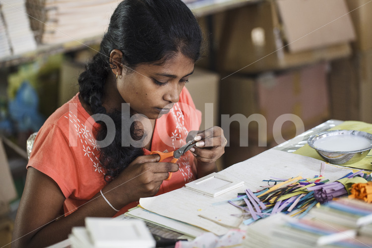 Basteln von Elefantenkot-Papierprodukten (Sri Lanka, MAXIMUS) - lobOlmo Fair-Trade-Fotoarchiv