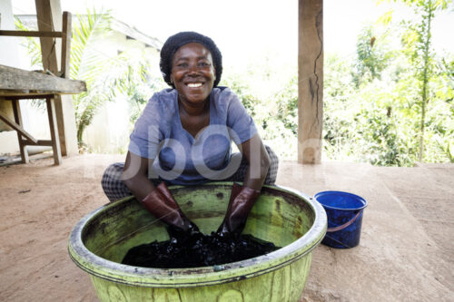 Batiken des Stoffs (Ghana, Global Mamas) - lobOlmo Fair-Trade-Fotoarchiv