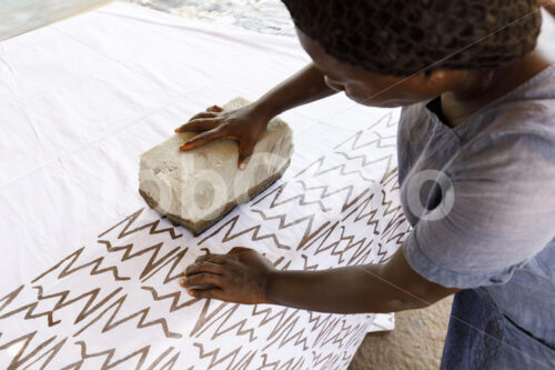 Batiken des Stoffs (Ghana, Global Mamas) - lobOlmo Fair-Trade-Fotoarchiv