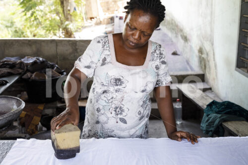 Batiken des Stoffs (Ghana, Global Mamas) - lobOlmo Fair-Trade-Fotoarchiv