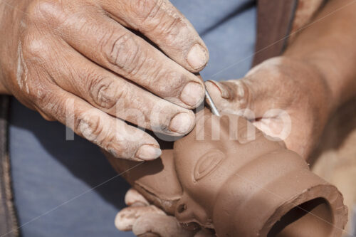 Bearbeiten eines Keramik-Rohlings (Bolivien, Ayni) - lobOlmo Fair-Trade-Fotoarchiv
