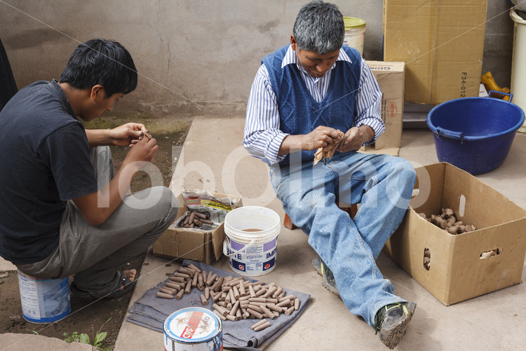 Bearbeiten von Keramik-Rohlingen (Peru, Manos Amigas) - lobOlmo Fair-Trade-Fotoarchiv