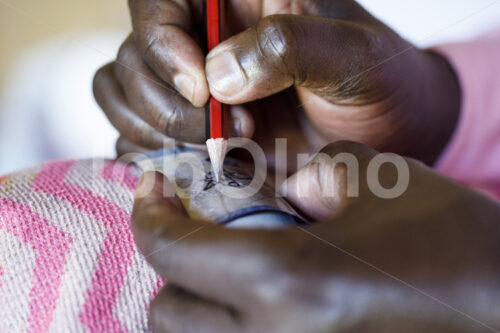 Bemalen von Specksteinwaren (Kenia, Undugu) - lobOlmo Fair-Trade-Fotoarchiv