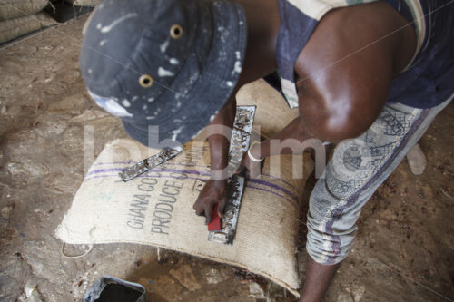 Beschriften eines Kakaosacks (Ghana, ABOCFA) - lobOlmo Fair-Trade-Fotoarchiv