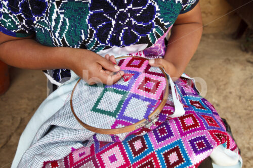 Besticken von Webwaren (Mexiko, Mujeres de Maiz) - lobOlmo Fair-Trade-Fotoarchiv