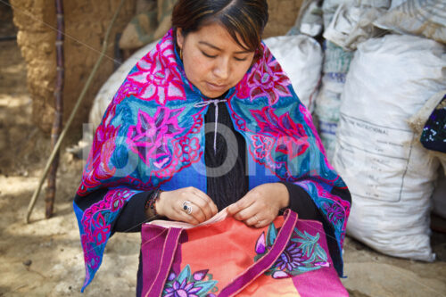 Besticken von Webwaren (Mexiko, Mujeres de Maiz) - lobOlmo Fair-Trade-Fotoarchiv