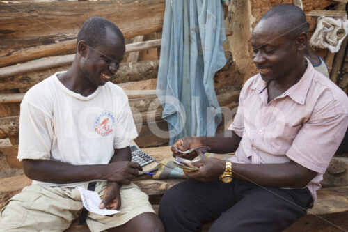 Bezahlen des Rohkakaos (Ghana, Kuapa Kokoo) - lobOlmo Fair-Trade-Fotoarchiv