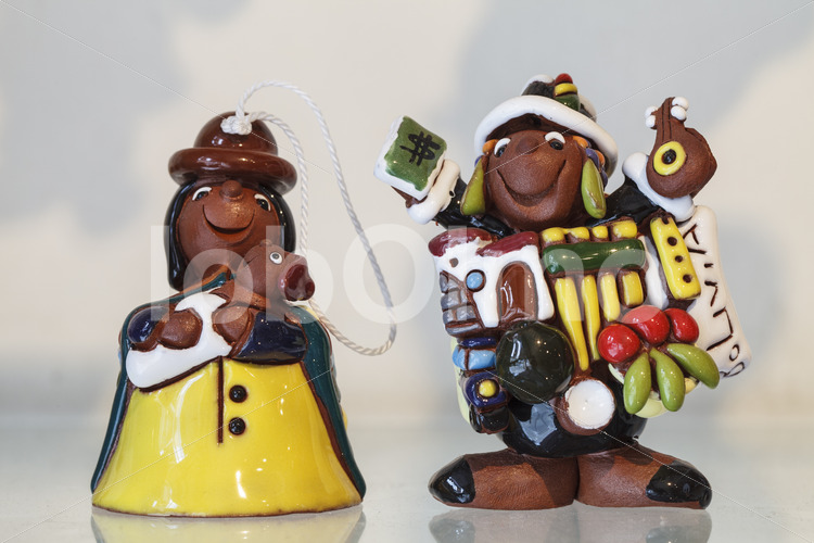 Cholita und Ekeko Tonfiguren (Bolivien, Ayni) - lobOlmo Fair-Trade-Fotoarchiv