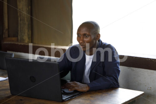 Computerarbeit (Kenia, BeadWORKS) - lobOlmo Fair-Trade-Fotoarchiv