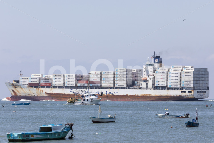 Containerschiff im Hafen von Posorja (Ecuador) - lobOlmo Fair-Trade-Fotoarchiv