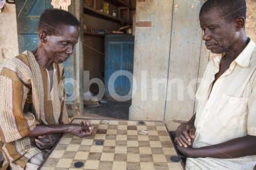 Damespieler im Kakaodorf Morso (Ghana, Kuapa Kokoo) - lobOlmo Fair-Trade-Fotoarchiv