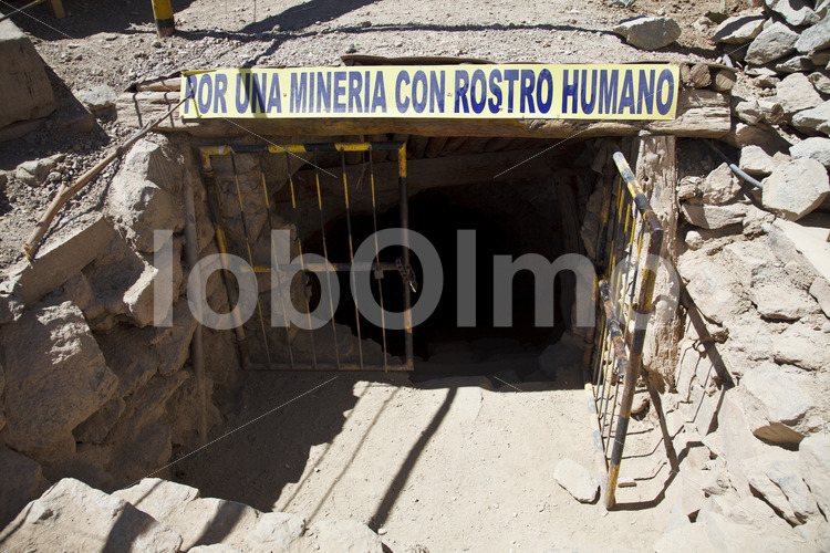 Eingang in die Goldmine Santa Filomena (Peru, SOTRAMI) - lobOlmo Fair-Trade-Fotoarchiv