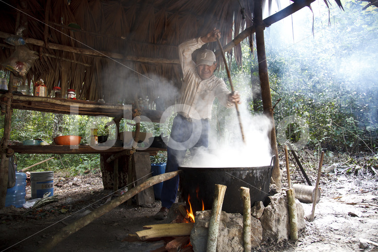 Einkochen des geernteten Latex (Mexiko, Chicza) - lobOlmo Fair-Trade-Fotoarchiv