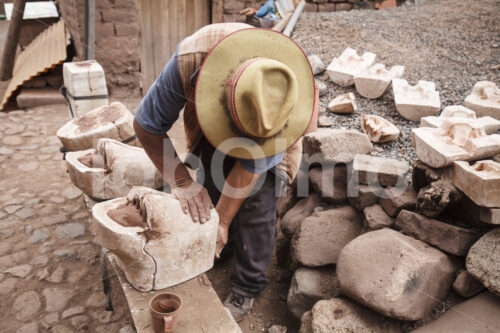 Entnahme eines Keramik-Rohlings (Bolivien, Ayni) - lobOlmo Fair-Trade-Fotoarchiv