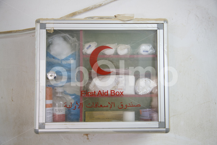 Erste-Hilfe-Kasten in einer Schnitzwerkstatt (Palästina, BFTA) - lobOlmo Fair-Trade-Fotoarchiv