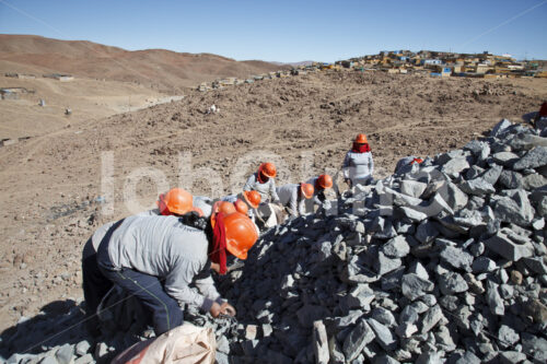 Erzrestesammlerinnen der Goldmine Santa Filomena (Peru, SOTRAMI) - lobOlmo Fair-Trade-Fotoarchiv