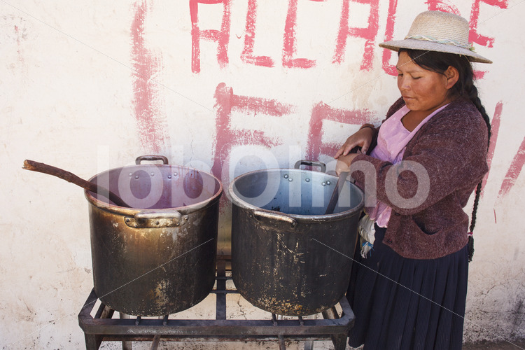 Färben von Schafwolle (Bolivien, Inca Pallay) - lobOlmo Fair-Trade-Fotoarchiv