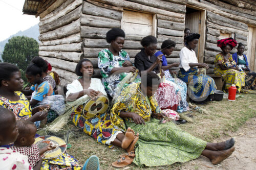 Flechten (Uganda, Bwindi Handmade) - lobOlmo Fair-Trade-Fotoarchiv