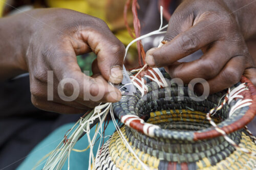 Flechten (Uganda, Bwindi Handmade) - lobOlmo Fair-Trade-Fotoarchiv