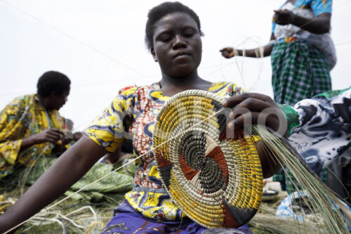 Flechten (Uganda, Bwindi Handmade) - lobOlmo Fair-Trade-Fotoarchiv