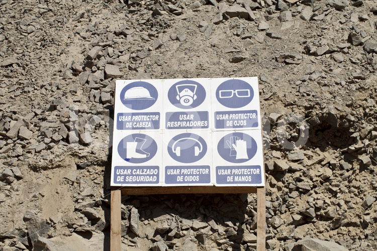 Gebotsschild am Eingang in die Goldmine Santa Filomena (Peru, SOTRAMI) - lobOlmo Fair-Trade-Fotoarchiv