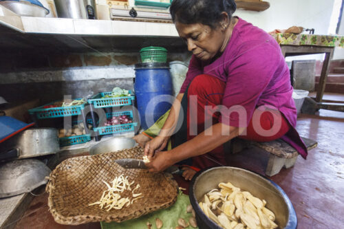 Gewürzbäuerin beim Kochen (Sri Lanka, PODIE) - lobOlmo Fair-Trade-Fotoarchiv