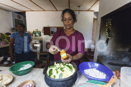 Gewürzbäuerin beim Kochen (Sri Lanka, PODIE) - lobOlmo Fair-Trade-Fotoarchiv
