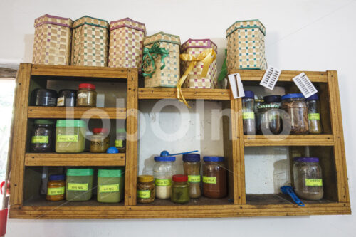 Gewürzregal im Wohnhaus einer Gewürzbauernfamilie (Sri Lanka, PODIE) - lobOlmo Fair-Trade-Fotoarchiv