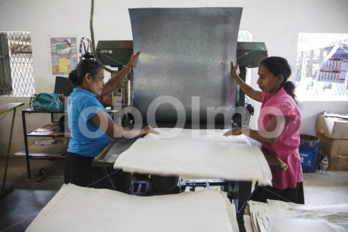 Glätten von Elefantenkot-Papier (Sri Lanka, MAXIMUS) - lobOlmo Fair-Trade-Fotoarchiv