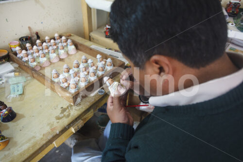 Glasieren eines Keramik-Rohlings (Bolivien, Ayni) - lobOlmo Fair-Trade-Fotoarchiv