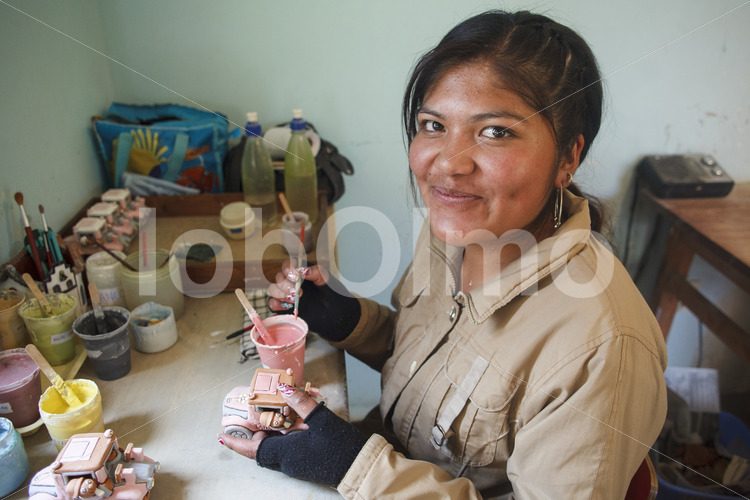 Glasieren eines Keramik-Rohlings (Bolivien, Ayni) - lobOlmo Fair-Trade-Fotoarchiv