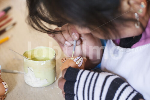 Glasieren eines Keramik-Rohlings (Bolivien, Ayni) - lobOlmo Fair-Trade-Fotoarchiv