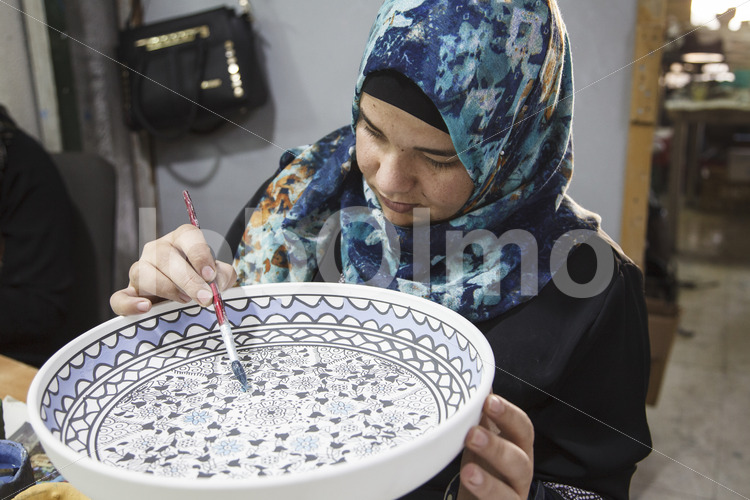 Glasieren eines Keramik-Rohlings (Palästina, BFTA) - lobOlmo Fair-Trade-Fotoarchiv