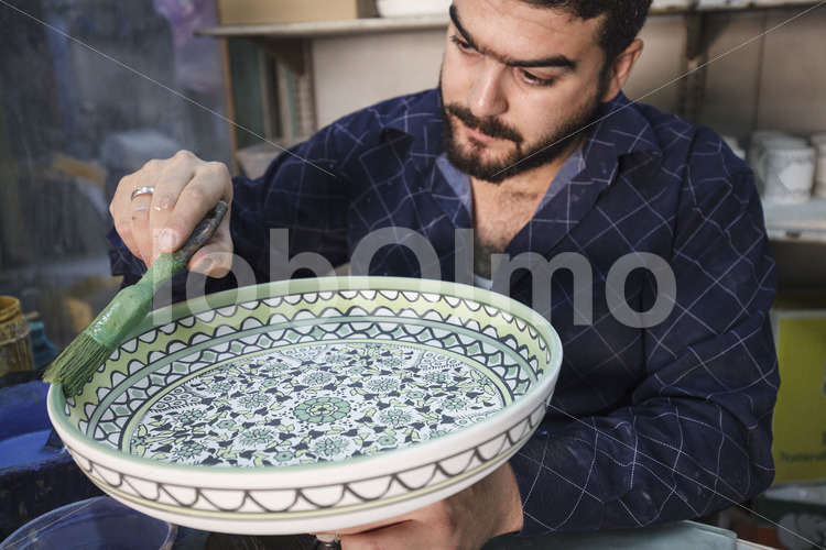 Glasieren eines Keramik-Rohlings (Palästina, BFTA) - lobOlmo Fair-Trade-Fotoarchiv