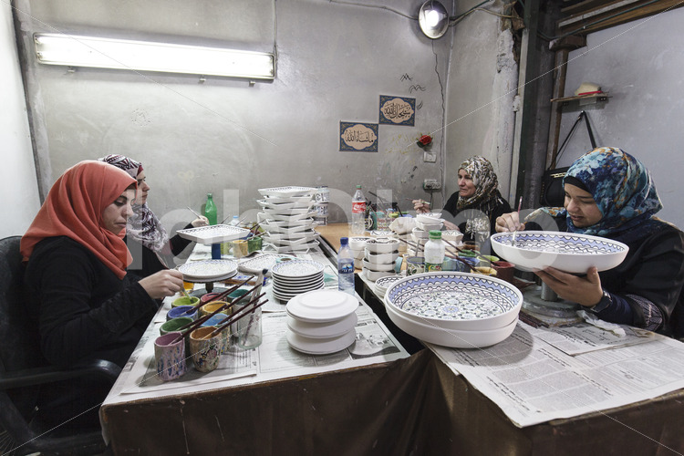 Glasieren von Keramik-Rohlingen (Palästina, BFTA) - lobOlmo Fair-Trade-Fotoarchiv